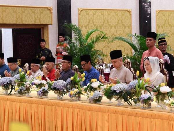 Pengurusan tertinggi organisasi media menghadiri majlis berbuka puasa bersama Sultan Nazrin Shah di Istana Iskandariah di Kuala Kangsar, malam tadi. - Foto Bernama