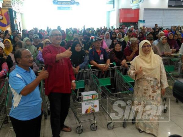 Khalid (dua dari kiri) bersama ADUN Batu Tiga, Rodziah Ismail ketika program Jom Shopping di Giant Kemuning Utama