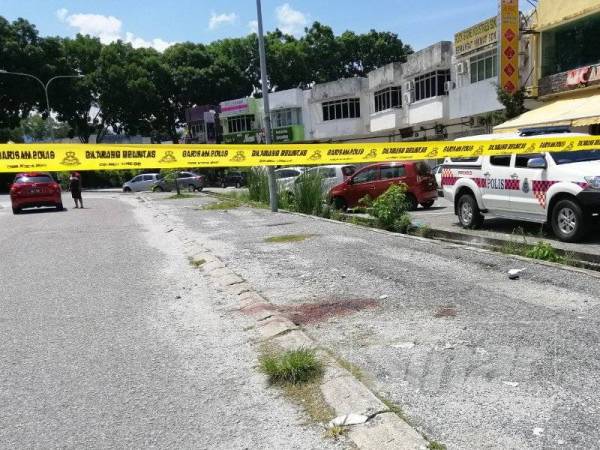 Kesan darah di lokasi mangsa dipercayai diserang dan ditetak empat lelaki bersenjatakan parang.