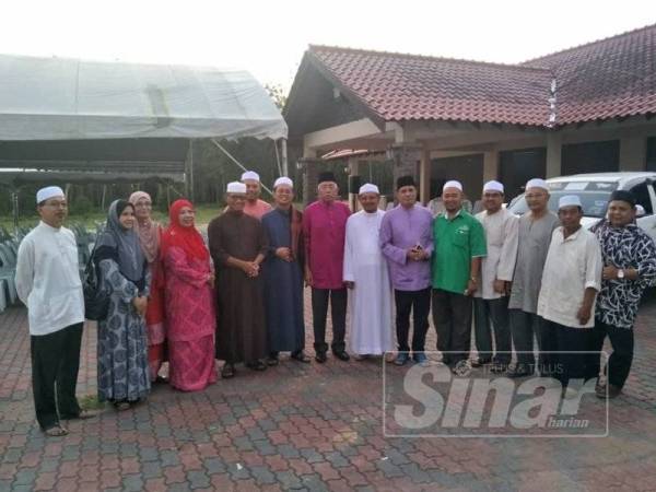 Mahdzir (tengah) bersama pemimpin UMNO Padang Terap dan Pas Kawasan Padang Terap.