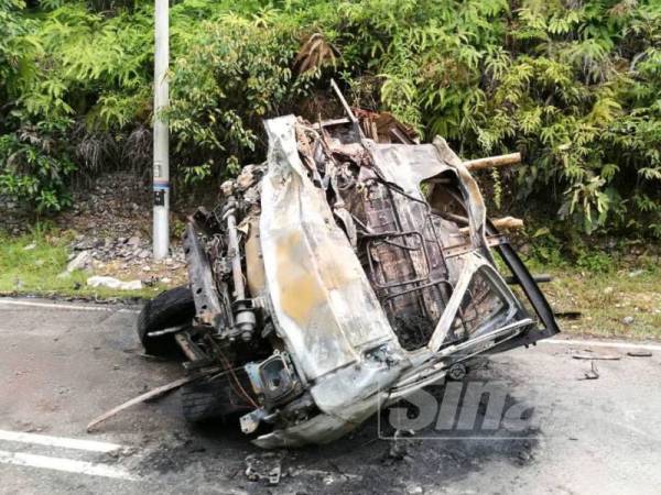 Keadaan lori yang terbakar akibat kemalangan tersebut di KM 18 Jalan Lipis-Merapoh-Gua Musang dekat Selendang petang tadi.