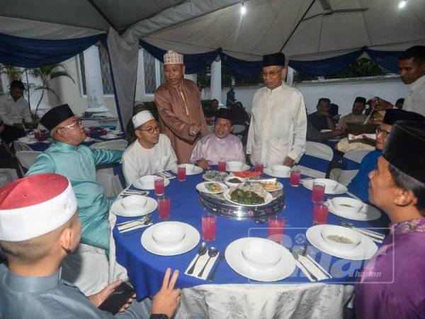 Annuar beramah mesra bersama pemimpin UMNO yang lain ketika menunggu majlis berbuka puasa di kediamannya di Kuala Lumpur hari ini. -Foto Sinar Harian Sharifuddin Abdul Rahim