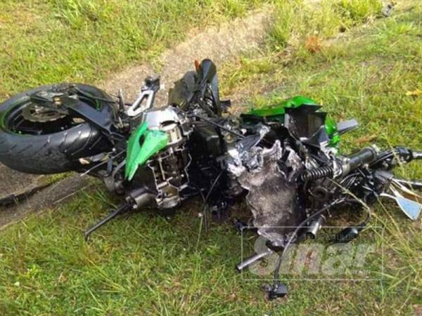 Keadaan motosikal Muhammad Azam selepas terlibat kemalangan di Kilometer 68, Jalan Gua Musang-Kuala Krai kira-kira jam 9.15 pagi tadi.