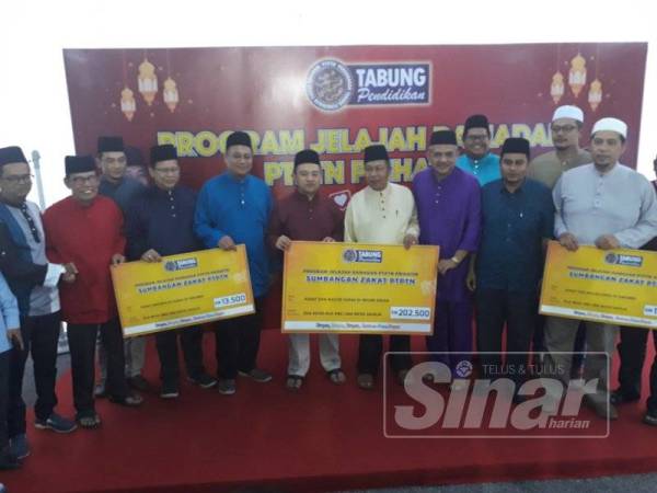 Wan Saiful (enam dari kiri) bersama wakil parlimen di seluruh Kedah yang menerima sumbangan Zakat PTPTN.