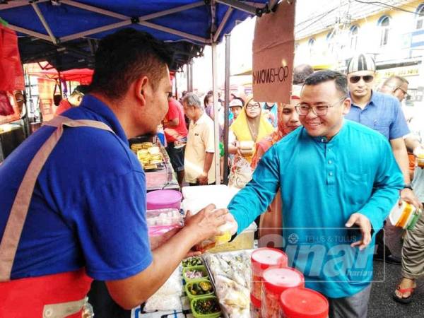  Amirudin meluangkan masa turun padang bertemu peniaga bazar Ramadan di Selayang Baru, petang tadi.