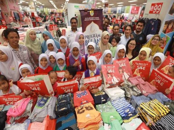 Seramai 28 murid miskin dan anak yatim SK Methodist menerima baju raya percuma di pasaraya The Store.