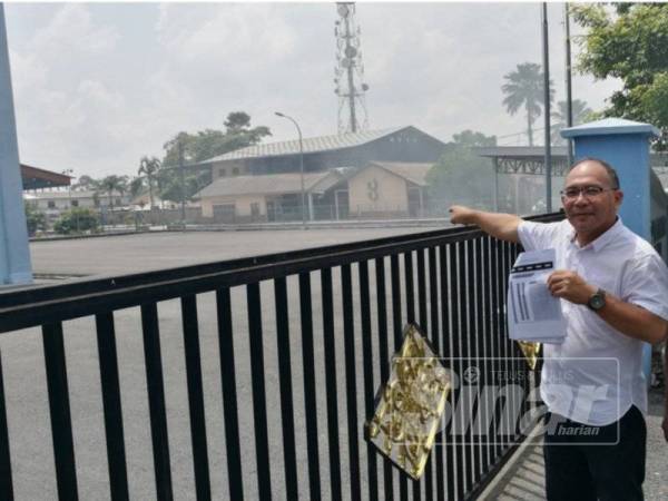 Zulkifly menunjukkan tapak bazar di pekarangan Dewan Orang Ramai Ayer Baloi yang lengang selepas peniaga bertindak keluar dan berniaga di bahu jalan.
