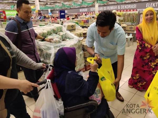 Mohd Najwan (dua dari kanan) beramah mesra bersama penerima baucar Jom Shopping di Giant Seksyen 13, kelmarin.
