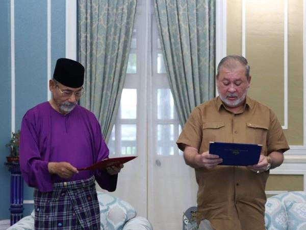 Sultan Johor, Sultan Ibrahim Ibni Almarhum Sultan Iskandar membacakan lafaz akad zakat pada majlis ringkas di Istana Pasir Pelangi di sini hari ini. - Foto ROYAL PRESS OFFICE