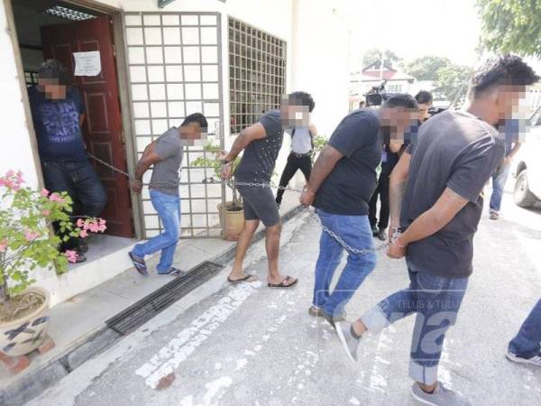 Polis menahan reman lima lelaki tempatan bantu kes gaduh hingga membawa kepada satu kematian. 