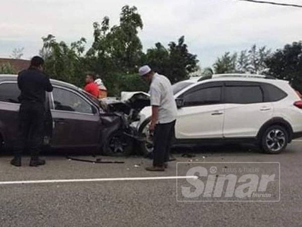 Ketere Proton Saga dipandu Mohd Sabebri (kiri) dan pensyarah remuk di bahagian hadapan selepas bertembung di Lembah Bidong