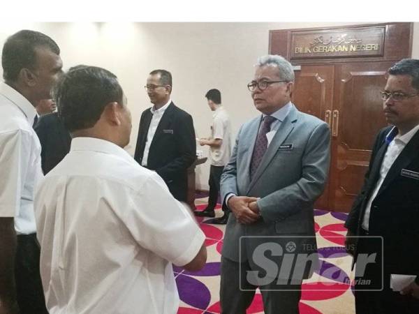 Mohd Redzuan (dua dari kanan) selepas mempengerusikan Mesyuarat Majlis Tindakan Negeri (MTNg) Terengganu hari ini.