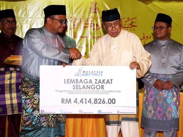 Sultan Selangor Sultan Sharafuddin Idris Shah berkenan menerima replika cek zakat perniagaan MalaysiaAirports Holdings Berhad (MAHB) berjumlah RM4,414,826.00 daripada Pengurus Besar Kewangan MAHB, Ahmad Rizal Omar (kiri) pada Majlis Berbuka Puasa Bersama Rakyat (Ihya&#039; Ramadan) Dan Penyampaian Sumbangan Hari Raya 1440H di Masjid Tengku Ampuan Jemaah, Bukit Jelutong, hari ini. - Foto Bernama