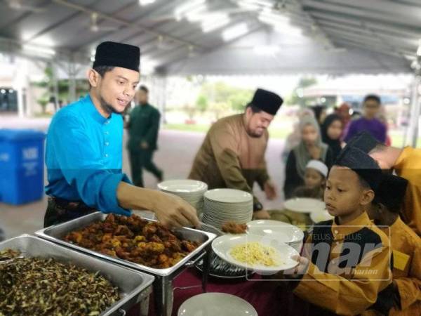 Hasnul Zulkkarnain melayani tetamu di majlis berkenaan.