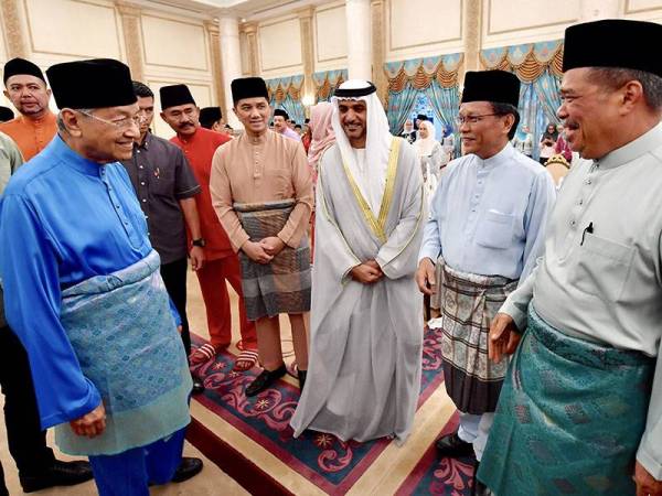 Perdana Menteri Tun Dr Mahathir Mohamad bersama sebahagian menteri-menteri kabinet dan ketua menteri serta duta asing pada majlis berbuka puasa di kediaman rasminya di Seri Perdana malam ini.- Foto Bernama