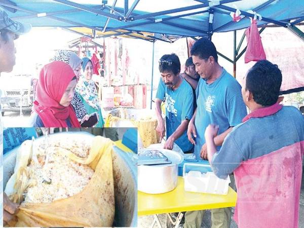 Orang ramai membeli nasi beriani Basir di bazar Pekan Parit Betak. Gambar kecil, nasi beriani gam bersama lauk ayam air tangan Basir laku keras sepanjang Ramadan.
