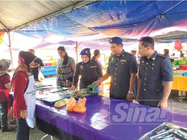 Mohd Faizul (dua dari kanan) memeriksa bazar Ramadan di Jerantut baru-baru ini.
