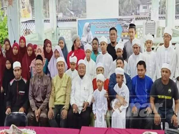 Geng Skoloh Dreba bergambar kenangan bersama anak-anak yatim Darul Huffaz.
