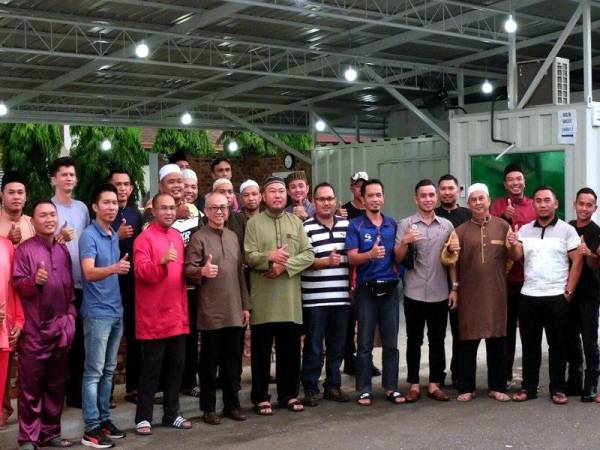 Majlis berbuka puasa Anggota Parlimen Labuan Datuk Rozman Isli (empat dari kiri barisan hadapan) bersama jentera Persatuan Bola Sepak Labuan (LAFA) yang baharu dilantik. - Foto Bernama