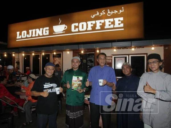 Husam (tengah) bersama pemilik Lojing Coffee, Wan Izzudin Wan Sulaiman (kiri) ketika melancarkan Kelab Kopi KADA di Lojing Coffee di Kampung Kota Kubang Labu, Wakaf Bharu. 