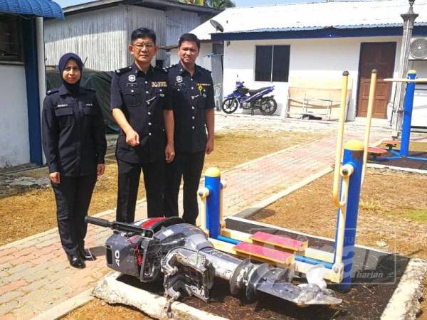 Chee Khoon menunjukkan enjin bot yang ditemui pada sidang media di IPD Sabak Bernam di sini hari ini.