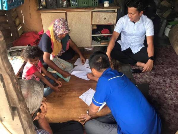 Sahar (kanan) beramah mesra bersama Norazuha ketika melawat keluarga tersebut di Permatang Badak di sini semalam.