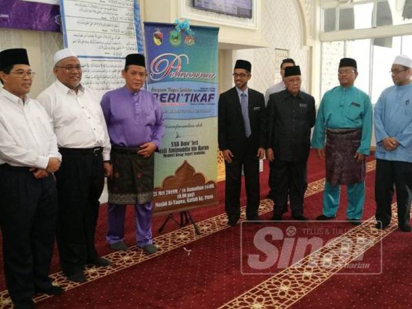 Aminuddin (tiga dari kiri) semasa merasmikan program beriktikaf di masjid di Masjid At-Taqwa Paroi, semalam.