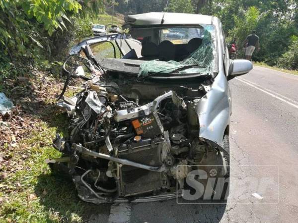 Keadaan kereta Perodua Viva yang remuk akibat kemalangan tersebut di KM 25 Jalan Jerantut-Benta di Kampung Jerangsang hari ini.