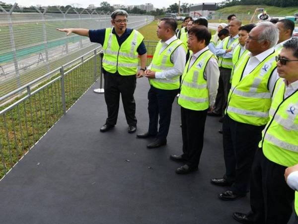 
Anthony (dua, kiri) serta Menteri Pengangkutan Singapura Khaw Boon Wan (tiga, kiri) diberi penerangan oleh Timbalan Pengarah Kumpulan Rail Infra & Expansion (civil) Chang Kin Boon (kiri) ketika melawat ke tapak Pembinaan Rangkaian Sistem Transit Rapid (RTS) di Woodlands Utara, Singapura hari ini. - Foto Bernama