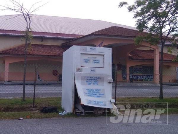 Keadaan barang yang telah diletakan orang awam dalam tong itu telah diselongkar oleh pihak tidak bertanggungjawab.