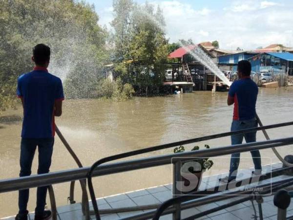 Beberapa kru feri melakukan latihan memadam kebakaran di Terminal Penumpang Kuala Kedah, hari ini.