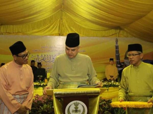 Sultan Nazrin Shah (tengah) berkenan melancarkan Program Tadabbur Al-Quran sempena Majlis Sambutan Nuzul Al-Quran Peringkat Negeri Perak di Masjid Toh Puan Besar Hatijah Kampung Serani Batu Gajah semalam. - Foto Bernama