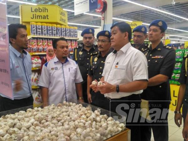 Loy Sian (dua dari kanan) bersama Zikril (dua dari kiri) meninjau harga barangan selepas pelancaran SHMMP di Tesco Extra Bukit Puchong hari ini