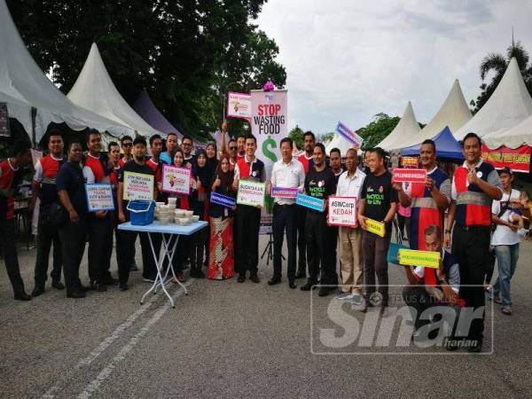 Kok Yew (tengah) melancarkan Kempen Hargai Makanan Elakkan Pembaziran di Bazar Ramadan Taman Ria Sungai Petani semalam.