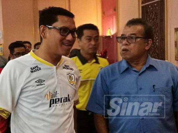 Azizan berbual bersama Ahmad Faizal sebelum sidang media, baru-baru ini.