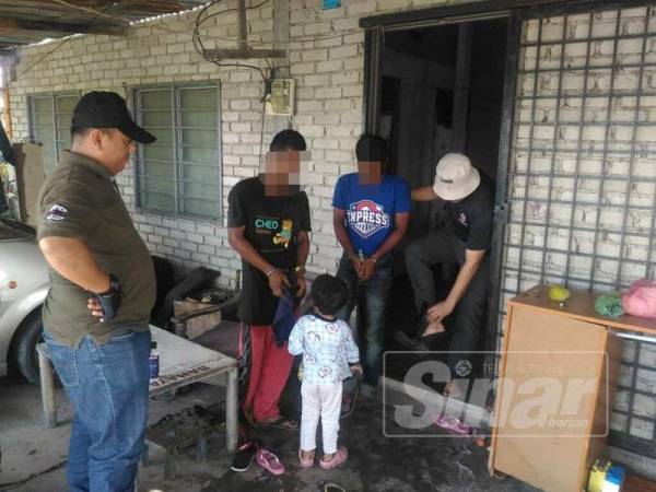 Anggota AADK menahan dua beradik positif dadah jenis Methamphetamine.
