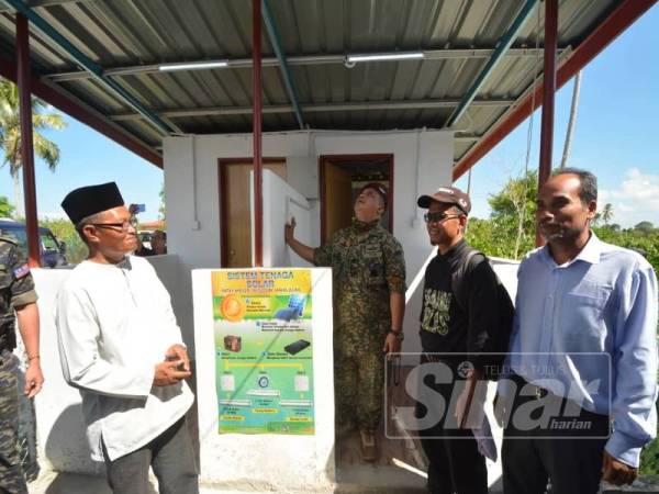 Syed Faizuddin melihat lampu yang dijana melalui sistem solar di masjid berkenaan ketika lawatan pada Ex Perbah.