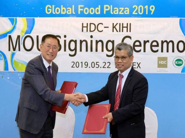 Naib Presiden Perbadanan Pembangunan Industri Halal (HDC) Hanisofian Alias (kanan) bertukar dokumen perjanjian dengan Korea Institute of Halal Industry (KIHI) diwakili Presidennya Geong Jang pada majlis memorandum persefahaman (MoU) bersama KIHI di Pameran dan Seminar Seoul Food 2019, Korea International Exibition & Convention Centre (KINTEK) hari ini. - Foto Bernama