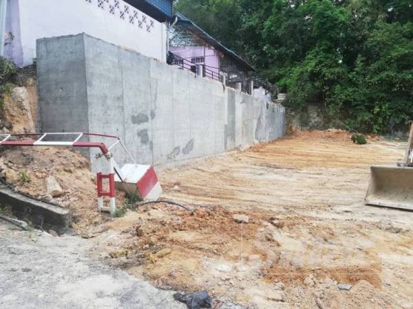 Tembok penahan siap dilaksanakan sebelum projek pembinaan struktur bangunan Rumah Raudhatul Al-Faeez dilakukan.
