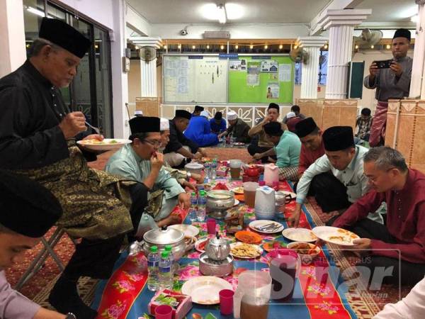 Poay Tiong (kanan) bersama-sama menyertai Majlis Berbuka Puasa di Masjid Fathur Rahman, Kampung Pengkalan Rama semalam. 