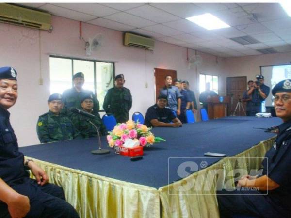 Abdul Hamid (kiri) bersama Hasanuddin (kanan) dalam sesi taklimat di Markas Taktikal PGA di Lubok Stol.