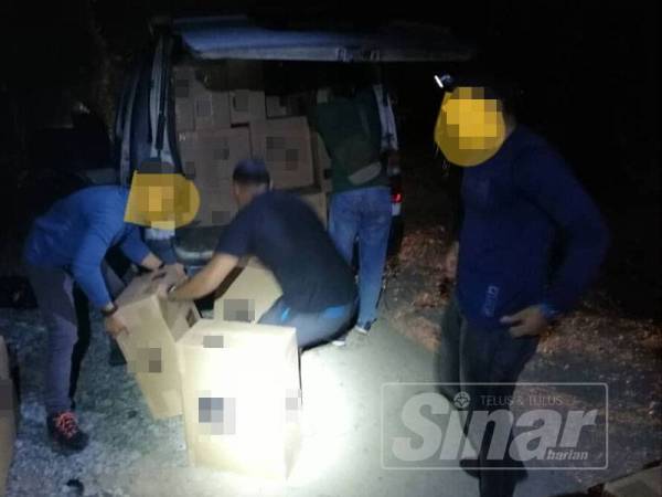 PGA merampas rokok seludup bernilai RM160,000 dalam operasi di Pulau Carey, Kuala Langat, hari ini.