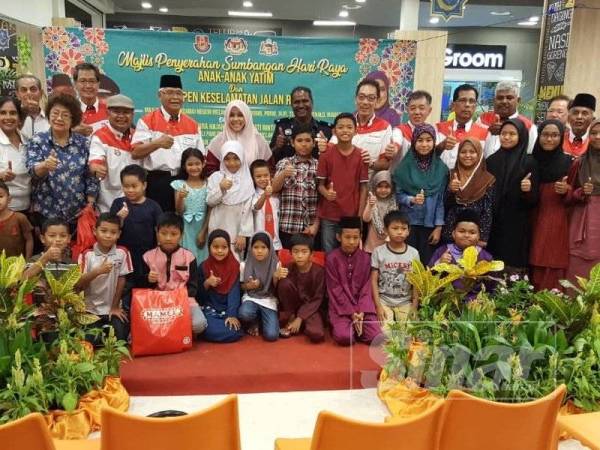 Majlis Penyerahan Sumbangan Hari Raya Anak-Anak Yatim dan Kempen Keselamatan Jalan Raya anjuran Majlis Jaksa Pendamai Negeri Melaka, di Tesco Peringgit, di sini hari ini.