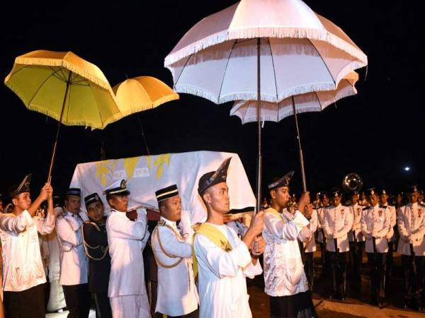 Jenazah Paduka Ayahanda Sultan Ahmad Shah Al-Musta'in Billah diarak penuh istiadat ketika tiba di Pangkalan Udara Kuantan hari ini. - Foto Bernama