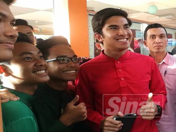 Syed Saddiq meluangkan masa bergambar bersama anak muda selepas Konsultasi Kementerian Belia dan Sukan bersama belia di SK Dato&#039; Shaari di Kubang Rotan, di sini tadi.