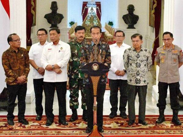 Presiden Jokowi berucap kepada media di Kompleks Istana Negara, Jakarta hari ini.- Foto AFP