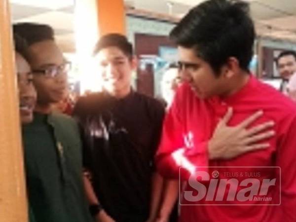 Syed Saddiq meluangkan masa beramah bersama golongan belia selepas Konsultasi Kementerian Belia dan Sukan bersama belia di SK Dato' Shaari di Kubang Rotan, di sini tadi.