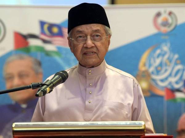 Tun Dr Mahathir berucap pada Majlis Berbuka Puasa Tahunan Kali Kesembilan Bersama Masyarakat Palestin di Malaysia di Dewan Sri Endon Puspanitapuri hari ini. - Foto Bernama