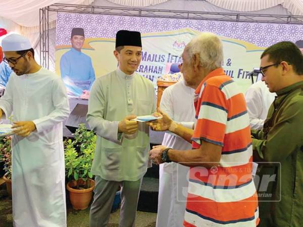 Azmin menyampaikan sumbangan kepada penerima sempena Program Sumbangan Eidul Fitri Parlimen Gombak & DUN Bukit Antarabangsa semalam.