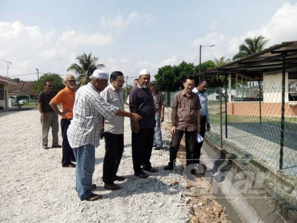 Kee Chin ketika melawat projek penyelengaraan kemudahan asas di Taman Bukit Chedang Fasa 2. 